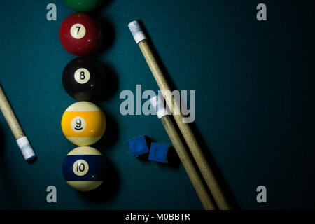Drei cue Sticks, zwei Billard Kreide und vier Kugeln, acht Billard Kugel Stockfoto
