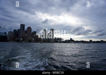 Dramatische Meer und Himmel in den Hafen von Boston Stockfoto