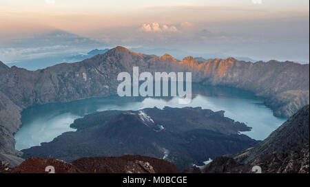 Sonnenaufgang Blick auf Mount Rinjani und Kratersee, Lombok, Indonesien Stockfoto