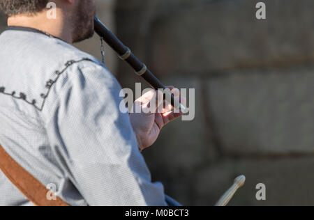 Trofa, Spanien - 17. Dezember 2017: Traditionelle Flötenspieler und Drummer von Norden Extremadura, Trofa, Spanien Stockfoto