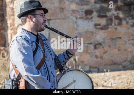 Trofa, Spanien - 17. Dezember 2017: Traditionelle Flötenspieler und Drummer von Norden Extremadura, Trofa, Spanien Stockfoto