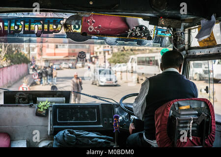 Innenraum der öffentliche Bus in Kathmandu, Nepal, Asien. Stockfoto