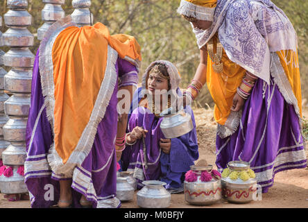 Frauen bereiten die Bhavai Topf Tanz aus Rajasthan und Gujarat, feiern die Bemühungen der Frauen in der Wüste Wasser, Udaipur, Rajasthan Stockfoto