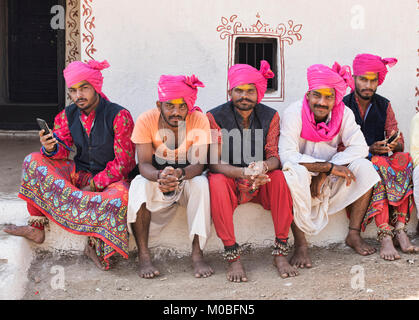 Rajasthani Folk Musiker entspannten, Udaipur, Indien Stockfoto