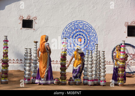 Frauen bereiten die Bhavai Topf Tanz aus Rajasthan und Gujarat, feiern die Bemühungen der Frauen in der Wüste Wasser, Udaipur, Rajasthan Stockfoto