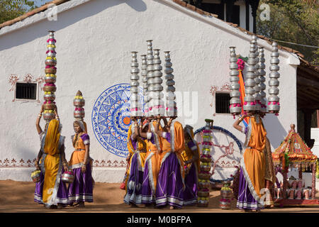 Frauen bereiten die Bhavai Topf Tanz aus Rajasthan und Gujarat, feiern die Bemühungen der Frauen in der Wüste Wasser, Udaipur, Rajasthan Stockfoto