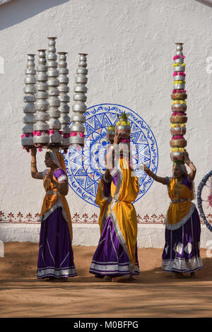 Frauen bereiten die Bhavai Topf Tanz aus Rajasthan und Gujarat, feiern die Bemühungen der Frauen in der Wüste Wasser, Udaipur, Rajasthan Stockfoto