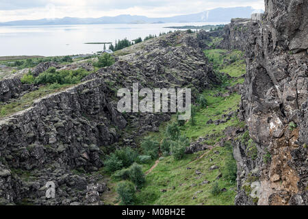 Thingvellir, Island - die Kluft zwischen den Europäischen und Nordamerikanischen Kontinentalplatte. Stockfoto