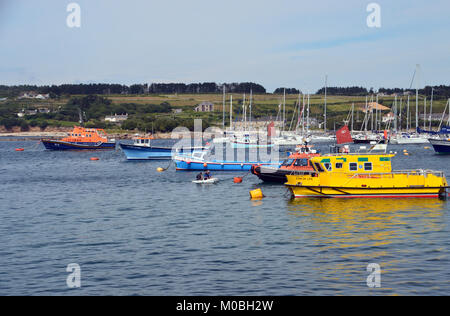 Kleine Segel- & Sportboote verankert in der Bucht in Hugh Town Harbour St Marys Insel, Isles of Scilly, England, Cornwall, Großbritannien. Stockfoto