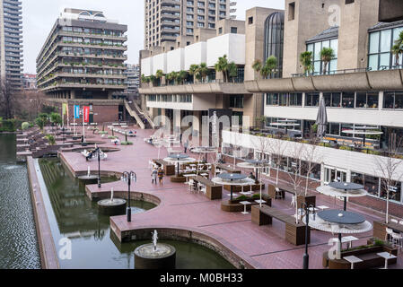 London, UK - Januar 2018. Seeterrasse im Barbican Estate in London, UK. Das Barbican Centre ist ein Zentrum für darstellende Künste in der Stadt der Londo Stockfoto