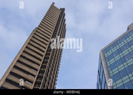 London, UK - Januar 2018. Das Barbican Estate mit seinen erkennbaren Brutalist architecture und wohnwolkenkratzer Towers in London, UK. Stockfoto