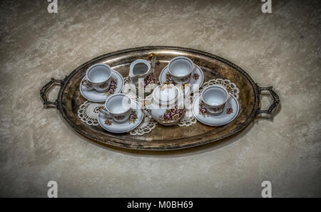 Altmodische Kaffee Tassen auf einem Tablett Stockfoto