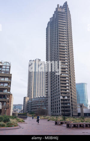 London, UK - Januar 2018. Das Barbican Estate in London. Das Barbican, mit seinen erkennbaren Brutalist architecture und wohnwolkenkratzer Abschleppen Stockfoto