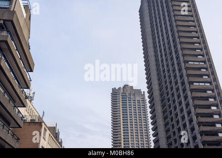 London, UK - Januar 2018. Das Barbican Estate in London. Das Barbican, mit seinen erkennbaren Brutalist architecture und wohnwolkenkratzer Abschleppen Stockfoto