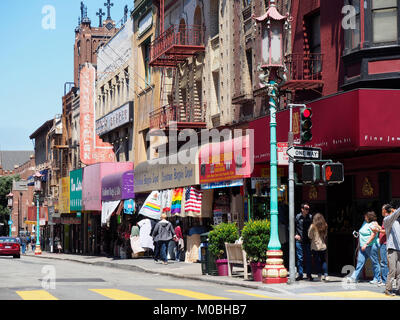 San Francisco, CA - 17. August 2016: Besetzt Geschäfte und kleine Unternehmen zu Grant Ave/Pine St., zwischen San Franciscos Chinatown und dem Financial District. Stockfoto