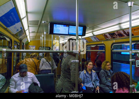 München, Deutschland - 14. Oktober 2017: Das Innere der u-bahn Auto mit Passagieren Stockfoto