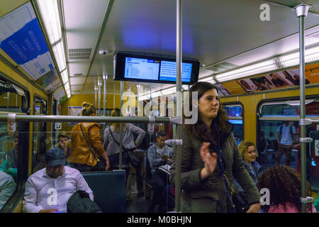 München, Deutschland - 14. Oktober 2017: Das Innere der u-bahn Auto mit Passagieren Stockfoto