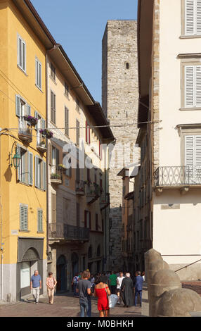 Bergamo, Italien - 11. Juni 2017: Touristen auf einer schmalen Straße von Citta Alta Venezianisches defensive System Schutz Citta Alta ist als UNESCO-H aufgeführt Stockfoto