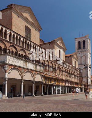 Ferrara, Italien, 17. Juni 2017: Menschen auf der Piazza Trento - Triest in einem Sommertag. Der Glockenturm von St. George Kathedrale gebaut im XVI. Jahrhundert von Stockfoto