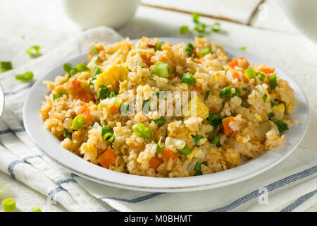 Hausgemachte Vegetarische gebratener Reis mit Ei, Erbsen und Karotten Stockfoto