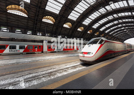 Mailand, Italien - 12. Juni 2017: Frecciabianca Zug zum Hauptbahnhof. Frecciabianca Züge mit Geschwindigkeiten von bis zu 250 km/h Stockfoto