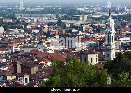 Bergamo, Italien - 11. Juni 2017: Luftbild zu Citta Bassa, die untere Stadt, einem lebhaften Finanz Zentrum von nationaler Bedeutung. Etwa ein Viertel Stockfoto