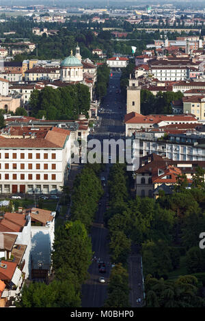 Bergamo, Italien - 11. Juni 2017: Luftbild zu Citta Bassa, die untere Stadt, einem lebhaften Finanz Zentrum von nationaler Bedeutung. Etwa ein Viertel Stockfoto