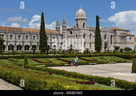 Lissabon, Portugal - 11. Mai 2017: Menschen auf der Praca do Imperio vor Kloster Jeronimos. Seit 1983 ist das Kloster ist als UNESCO-H aufgeführt Stockfoto