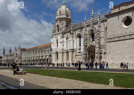 Lissabon, Portugal - 11. Mai 2017: Leute, die sich vor Kloster Jeronimos. Seit 1983 ist das Kloster ist als UNESCO-Weltkulturerbe Stockfoto