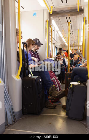 Porto, Portugal - Mai 8, 2017: die Menschen vom Flughafen in die Stadt gehen, in der U-Bahn. Metro do Porto ist eine der größten Light Rail Networks Stockfoto