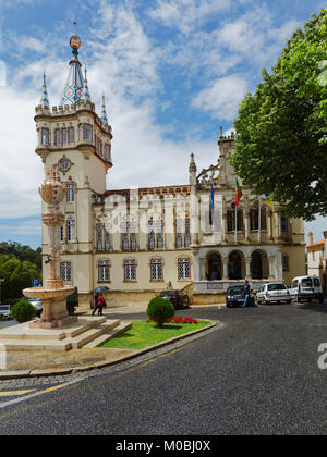 Sintra, Portugal - 10. Mai 2017: barocken Turm der Stadt Halle in 1906-1909. Seit 1995 ist die Kulturlandschaft Sintra ist als UNESCO Weltkulturerbe gelistet Stockfoto