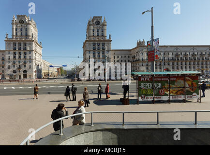 Minsk, Weißrussland - Mai 14, 2017: Banner des KFC Fastfood Restaurant gegen Stalin Empire Stil bauten auf Bobruyskaya Straße. Erste KFC eröffnet in Stockfoto