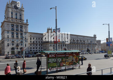 Minsk, Weißrussland - Mai 14, 2017: Banner des KFC Fastfood Restaurant gegen Stalin Empire Stil bauten auf Bobruyskaya Straße. Erste KFC eröffnet in Stockfoto