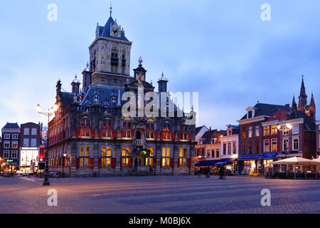 Delft, Niederlande - Januar 3, 2017: Die Menschen auf dem Marktplatz vor dem Rathaus. Ursprünglich im Jahre 1620 erbaut, wurde es sehr stark über die geänderten Stockfoto