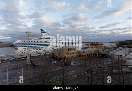 Helsinki, Finnland - 26 November, 2016: Verkehr an Olimpia Terminal mit cruiseferry Symphonie von Tallink Silja Line vertäut. 1991 erbaut, verfügt das Schiff über die Stockfoto