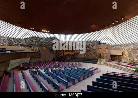 Helsinki, Finnland - 26. November 2016: Einrichtung von Temppeliaukio Kirche auch als Kirche der Rock bekannt. Diese lutherische Kirche wurde von Bruder konzipiert Stockfoto