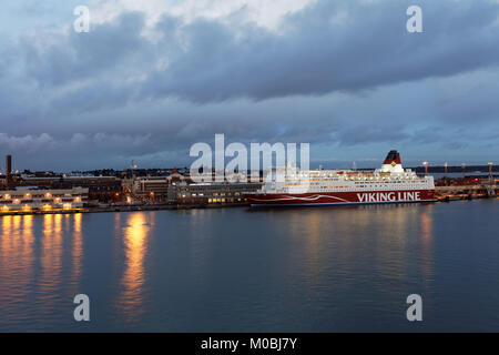 Helsinki, Finnland - 26 November, 2016: Cruiseferry Mariella von Viking Line Firma zur Abfahrt bereit zu Stockholm. 1985 erbaut, verfügt das Schiff über die passenge Stockfoto