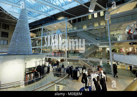 Helsinki, Finnland - 26 November, 2016: Die Menschen in den zentralen Kaufhaus Sokos für Weihnachten dekoriert. Sokos ist eine Kette von Warenhäusern in Stockfoto