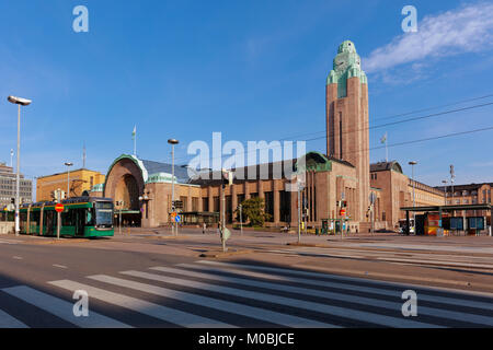 Helsinki, Finnland - 21 August 2016: Hauptbahnhof an einem Sommermorgen. Das Bahnhofsgebäude wurde von Eliel Saarinen entworfen und eingeweiht. Stockfoto