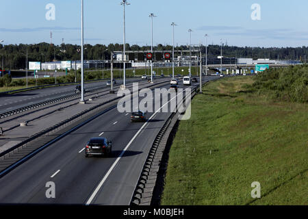 St. Petersburg, Russland - 9. Juli 2016: Verkehr auf die Petersburger Ring Road. 142 km orbital Freeway rings um die Stadt wurde im Jahr 2011 abgeschlossen Stockfoto