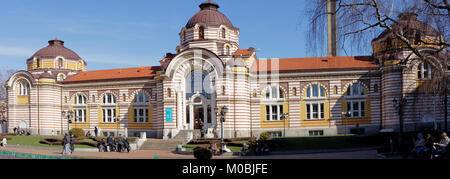 Sofia, Bulgarien - 5. März 2016: Menschen vor der Zentrale Mineralbäder wurde 1906-1913 in der Nähe des ehemaligen türkischen Bad gebaut und war als verwendet Stockfoto