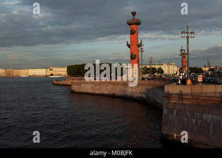 St. Petersburg, Russland - 10. Juni 2016: Menschen auf der Landzunge der Insel Vasilyevsky im Rostralen Spalten die Spalten aus, die in 1810 von Design der Französischen gebaut wurde Stockfoto