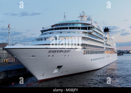 St. Petersburg, Russland - 17. Mai 2016: Kreuzfahrtschiff Seabourn Quest am Englischen Ufer vertäut. Das Schiff im Jahr 2011 gebaut, bietet Luxus Kreuzfahrt für 450 Stockfoto