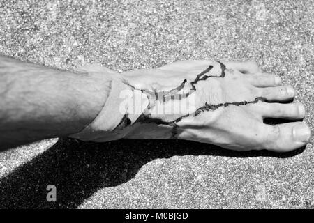 Verletzte Männer Fuß mit echtem Blut auf einen konkreten Hintergrund, Townsville, Queensland, Australien Stockfoto