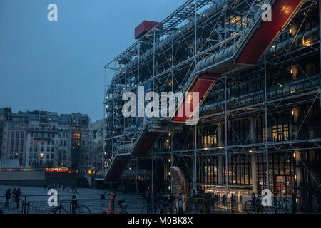 PARIS, Frankreich, 20. Dezember 2017: Centre Pompidou in der Nacht. in Beaubourg Viertel, es ist das größte Museum für Moderne Kunst in Europa und ein wichtiger Stockfoto