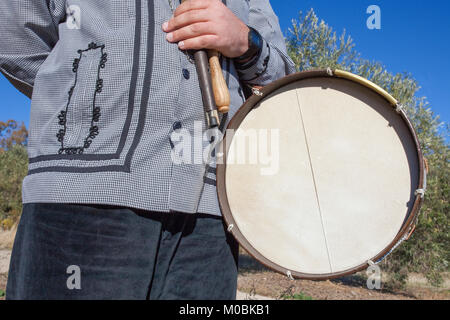 Traditionelle Flötenspieler und Drummer von Norden Extremadura, Trofa, Spanien. Trommelfell detail Stockfoto