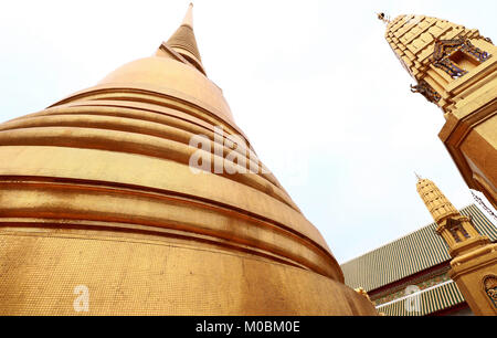 Alte goldene Pagode in Thailand Tempel (Wat Bowon Niwet Wihan Ratchaworawihan) Stockfoto