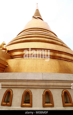 Alte goldene Pagode in Thailand Tempel (Wat Bowon Niwet Wihan Ratchaworawihan) Stockfoto