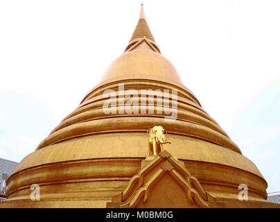 Alte goldene Pagode in Thailand Tempel (Wat Bowon Niwet Wihan Ratchaworawihan) Stockfoto