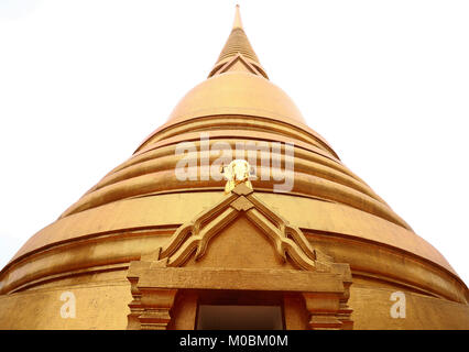 Alte goldene Pagode in Thailand Tempel (Wat Bowon Niwet Wihan Ratchaworawihan) Stockfoto